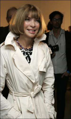 Анна Винтур — главный редактор американского журнала мод ”Вог” на Неделе высокой моды в Лондоне. Она редко появляется на публике без очков. Говорят, за темным стеклом она прячет красные глаза дьявола