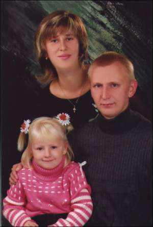 Плотник из Полтавы Андрей Подриз с женой Еленой и дочкой Евгенией. В настоящее время мужчина лежит парализованный, фотографироваться стесняется. Не хочет, чтобы его видели исхудавшим и худым