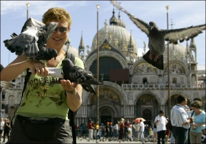 Поки що туристи можуть годувати голубів у Венеції. Найближчим часом це стане порушенням закону