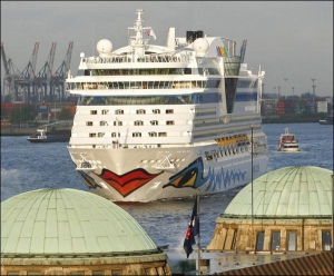 Лайнер ”Аида-дива” отправляется в первый круиз в апреле 2007 года из немецкого порта Гамбург