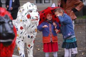 На львовской площади Рынок перед городской ратушей, вблизи фарфорового льва киевлянина Николая Малышка, чаще всего фотографируют маленьких львовянок