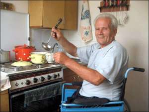 Дмитрий Головчак из Калуша на Прикарпатье сам готовит обеды, убирает в квартире и ремонтирует бытовую технику 