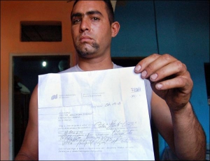 Карлос Камехо показує свідоцтво про смерть, яке йому встигли виписати до того, як після аварії він прийшов до тями