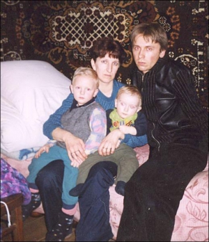 Лариса Василевская вместе с семьей в комнате общежития ”Бавовнянки”