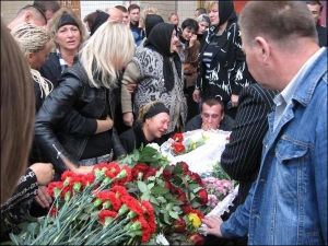 Мама и родной брат Дмитрия Ковальского (сидят возле гроба) и невеста Евгения у подъезда в день похорон