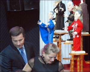 ”Регіонал” Велерій Коновалюк теж був на аукціоні з продажу ляльок політиків, але нічого не придбав. Лялька лідера партії Віктора Януковича дісталася його соратнику, 32-річному депутату Луганської облради Сергієві Шахову