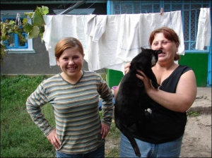 Наталія Білоус разом з донькою Оленою на власному подвір'ї у селі Глибочок Новоушицького району на Хмельниччині. Жінка запевняє, що її підставив мешканець сусіднього села Віталій Шеремета