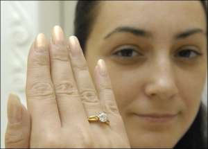 Продавець ”Діамант Залу” Олена Закусилова демонструє ”камінь чистої води” вагою один карат