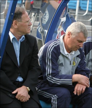 Анатолій Дем’яненко (праворуч) працював у тренерському штабі ”Динамо” з 1993 року. На фото він сидить разом з Йожефом Сабо під час одного з матчів клубу у квітні 2005 року