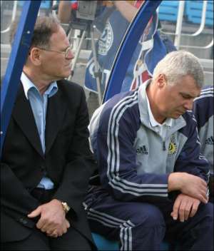 Анатолий Демьяненко (справа) работает в тренерском штабе ”Динамо” с 1993 года. На фото он сидит вместе с Йожефом Сабо во время одного из матчей клуба в апреле 2005 года