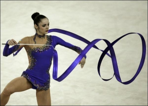 Ганна Безсонова у багатоборстві виграла три види з чотирьох. У вправі зі стрічкою вона посіла друге місце