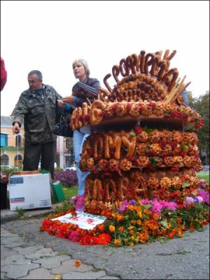 В субботу на Театральной площади Полтавы выставляют 210-килограммовый хлеб из Котельвы. На его изготовление пекари агрофирмы ”Маяк” потратили двое суток. Каравай бесплатно раздали людям где-то за полчаса.