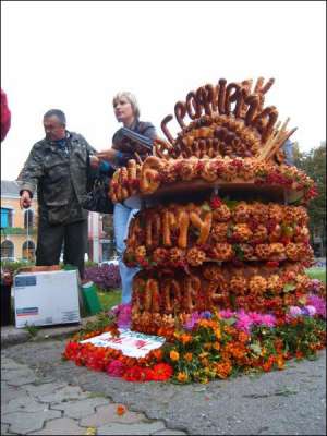 У суботу на Театральній площі Полтави виставляють 210-кілограмовий хліб із Котельви. На його виготовлення пекарі агрофірми ”Маяк” витратили дві доби. Коровай безкоштовно роздали людям десь за півгодини