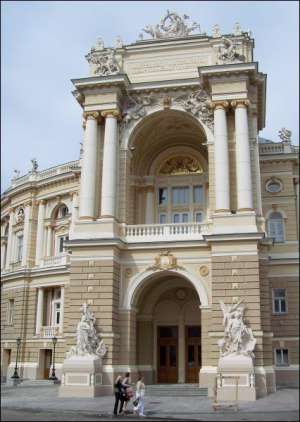 Сучасне приміщення Одеського оперного спроектували у віденській архітектурній фірмі ”Фельнер-Гельмер”, яка побудувала 48 театрів у Центральній та Східній Європі. На реконструкцію театру витратили 197 мільйонів гривень