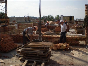 Строители сооружают жилье на улице Лозовецкой в Тернополе. Когда-то на этом месте были склады