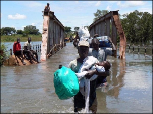 Жители Уганды пешком преодолевают мост через реку. Он соединяет районы города Лира. Из-за постоянных дождей почти полмиллиона жителей страны потеряли жилье
