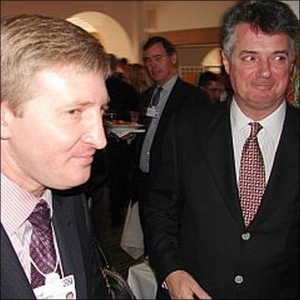 Впервые ”регионал” Ринат Ахметов и американский политтехнолог Пол Манафорт появились вместе перед журналистами во время Всемирного экономического форума в Давосе (Швейцария) в январе 2007 года 