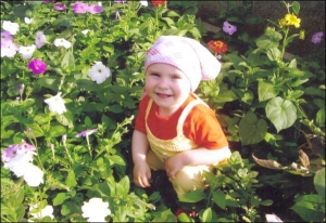 Отец 3-летней Алины Чернобай говорит, что она заболела саркомой уха после того, как переболела отитом