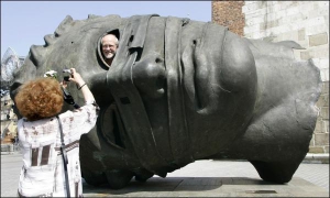 У травні 2007 року в центрі Кракова, на площі Ринок, встановили пам’ятник сучасній скульптурі. Вилиту з металу залізну голову зробив скульптор Ігор Міторай. Це одне з улюблених місць, де фотографуються туристи. Діаметр скульптури — 1,5 метра