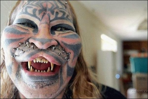Щоб зробити з людського обличчя тигряче, Денніс Авнер силіконом деформував щоки, губи, підборіддя, заточив зуби і змінив лінію волосся