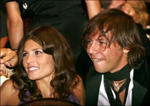 Певец Илья Лагутенко со своей девушкой фотомоделью Анной Жуковой во время вручения премии ”Человек года-2007” в Москве