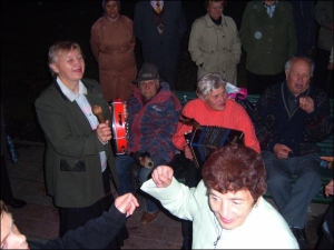 Пенсіонери танцюють у Корпусному парку в Полтаві. Тетяна Лифар (ліворуч) грає на бубоні, а Меланія Кошельник — на баяні