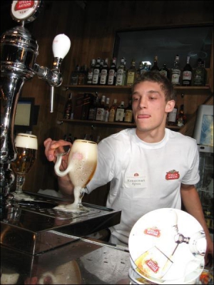 19-летний Артем Коворотний два года работает в киевском кафе ”Ле Космополит”. На пивном конкурсе барменов ”Стелла Артуа” в Одессе он получил приз зрительских симпатий