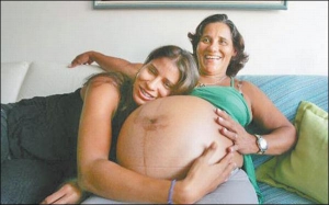 Розинете Палмейра Серрао согласилась родить детей для своей дочки Клавдии-Мишель, потому что суррогатной матерью, по бразильскому закону, могла стать только родственница