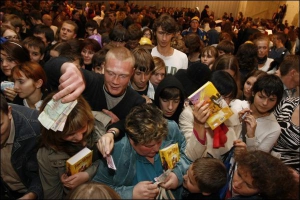 Первые покупатели ”Гарри Поттера” в Украинском доме в Киеве