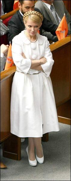 У день створення помаранчевої коаліції 22 червня 2006 року Юлія Тимошенко прийшла до Верховної Ради у кашеміровому пальті-піджаку. Такі у магазинах ”Луї Віттон” коштують від 2100 до 4200 доларів. Її білі туфлі від цієї ж фірми коштують 600 доларів