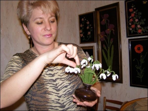 Рівнянка Ольга Нечаєва за півроку виплела букетик пролісків із макреме