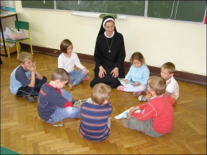 Діти українців у Варшаві на занятті з катехізи у сестри Ольги Брояка