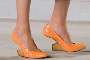 Британський модельєр Марк Якобз прикріпив каблук туфель до носка. Він виготовив взуття рожевого, бежевого та чорного кольорів із підборами різної форми