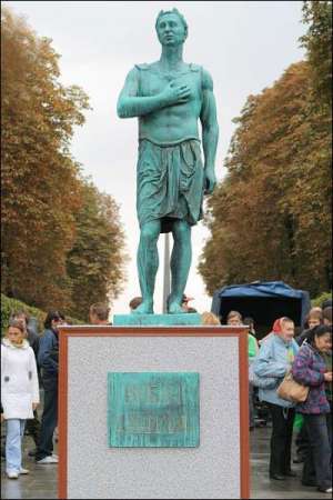 Гіпсовий пам’ятник Леоніду Кучмі пофарбували у зелений колір, щоб здавалося, ніби він мідний і вже давно стоїть на дворі