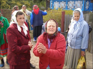 67-летняя Мария Буковец рассказывает, что белорусские пограничники рвут крестьянам мешки с ягодами и режут шины велосипедов