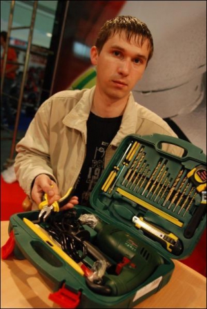 Віталій Чернобай з компанії ”Едісон” показує набір ручного інструменту з ударним дрилем