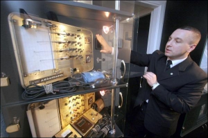 Полиграфолог Андрей Волик показывает детекторы лжи старых моделей — ”чернильнопишущих”. Результаты тестов самописец выводит на бумагу в виде кривой линии, новые детекторы — небольшие, выводят данные на монитор компьютера