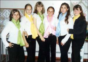 Елена Макушенко (третья слева) вместе с одноклассниками после выступления школьного хора в школе №26 Полтавы. Фото сделано в позапрошлом году, когда девушка училась в 9 классе
