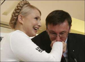Юрій Луценко у ніч виборів цілував Юлію Тимошенко двічі. Уперше — коли вітав зі спільною перемогою і дарував квіти. Удруге — на прохання журналістів під час спільної прес-конференції