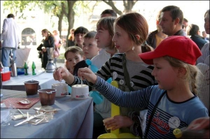 Дети пьют капучино ”Молинари” на северной стороне площади Рынок во Львове на празднике кофе. Напитками во время дегустации угощали бесплатно