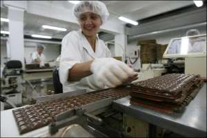 На Тростянецкой шоколадной фабрике изготовляют сладости торговых марок ”Корона”, ”Милка”, ”Шоколадная фабрика ”Украина”. В прошлом году украинцы съели 60 тысяч тонн их кондитерских изделий