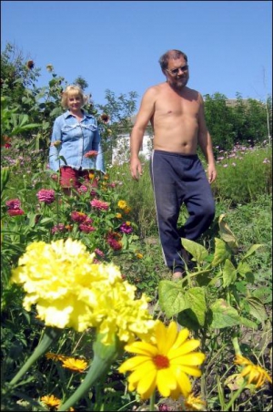 Федір Панчук і Людмила Любацька купили за 750 доларів мазанку в селі КліщівТиврівського району на Вінниччині. Дачу вони перетворили на музей, а город засадили квітами