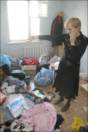 Галина Палажченко в квартире на ул. Порика. Судебные исполнители свалили ее вещи в кучу