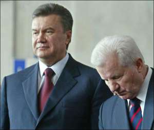 Председатель Верховной Рады Александр Мороз (справа) и премьер-министр Виктор Янукович во время открытого общественного слушания ”Урегулирования политического кризиса: как и когда?” в Киеве 7 мая 2007 года. За три дня до этого Янукович согласился на досро