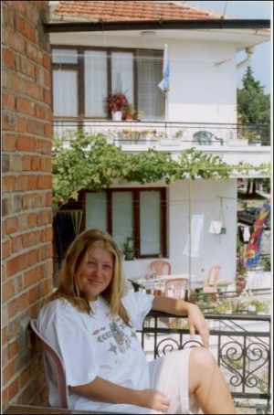 Киянка Тетяна Калужина сидить на балконі готельного номера в болгарському місті Созополь. Звідти відкривається вид на старе місто