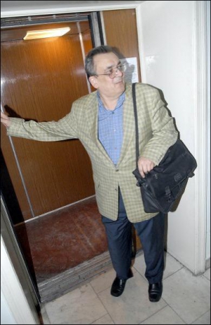 Евен Станкович заходит в лифт столичной оперы после репетиции своего Второго альтового концерта с Национальным симфоническим оркестром