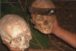 Житель Мозоліївки Володимир Асауленко показує черепи з жіночими прикрасами, знайденими у воді, яка розмиває цвинтар