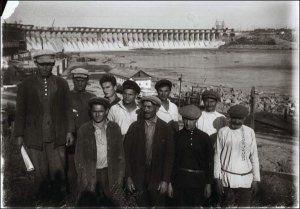 Група ударників-теслів із бригади Щербакова, які працювали на будівництві Дніпрогесу. Запоріжжя, 1932 рік