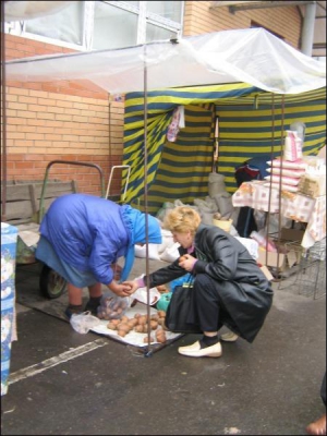 На центральном рынке Черкасс женщина продает картошку с земли — по 2 гривни за килограмм