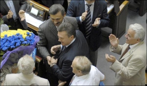 Після призначення Віктора Януковича прем’єр-міністром 4 серпня 2006 року його вітають ”регіонали” Олександр Стоян (ліворуч), Василь Джарти (попереду) і В’ячеслав Богуслаєв (позаду). А Василь Хара (праворуч) аплодує лідеру за його спиною